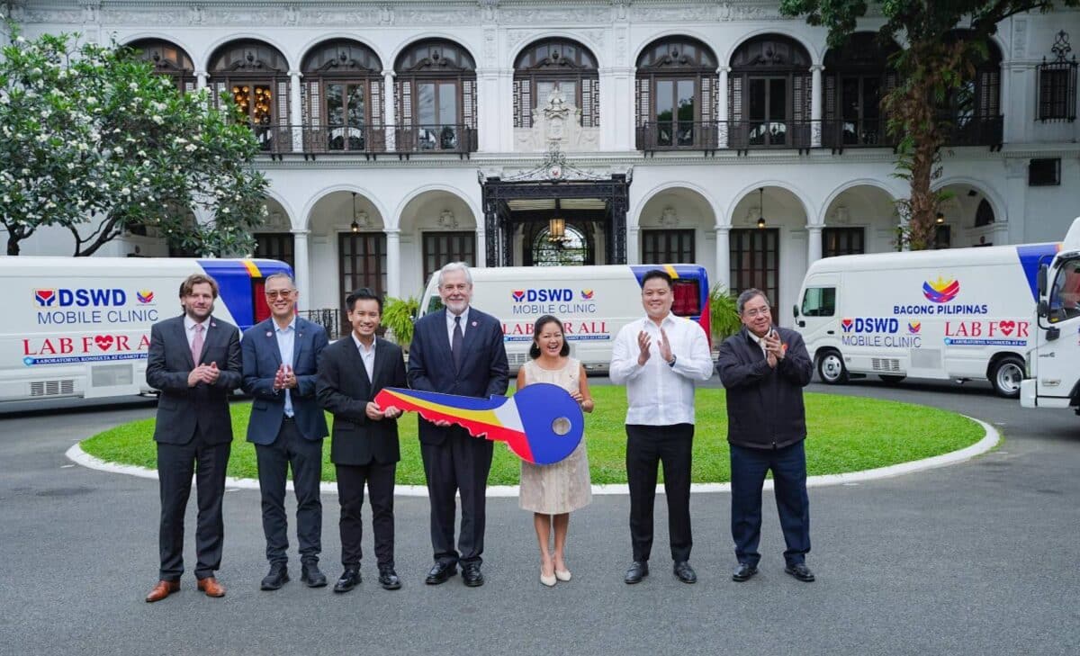 PHOTO: PHOTO: Liza Marcos, Rex Gatchalian, Teodoro Herbosa, and tobacco industry executives FOR STORY: Not illegal for DOH chief to pose with tobacco execs - Palace