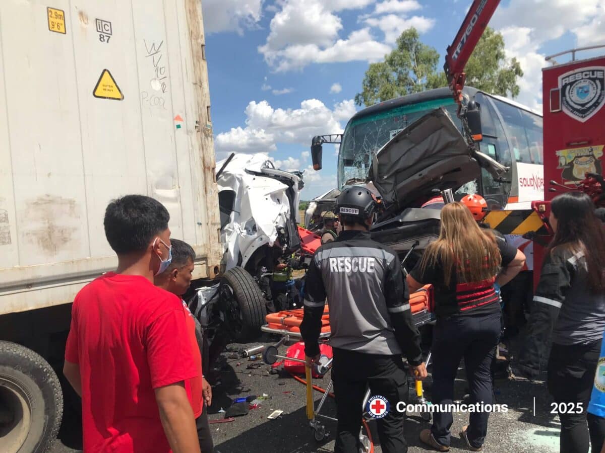 PHOTO: Multi-car accident occurs at noon along SCTEX Exit Toll Plaza FOR STORY: Multi-vehicle accident on SCTEx in Tarlac kills 12 on Labor Day