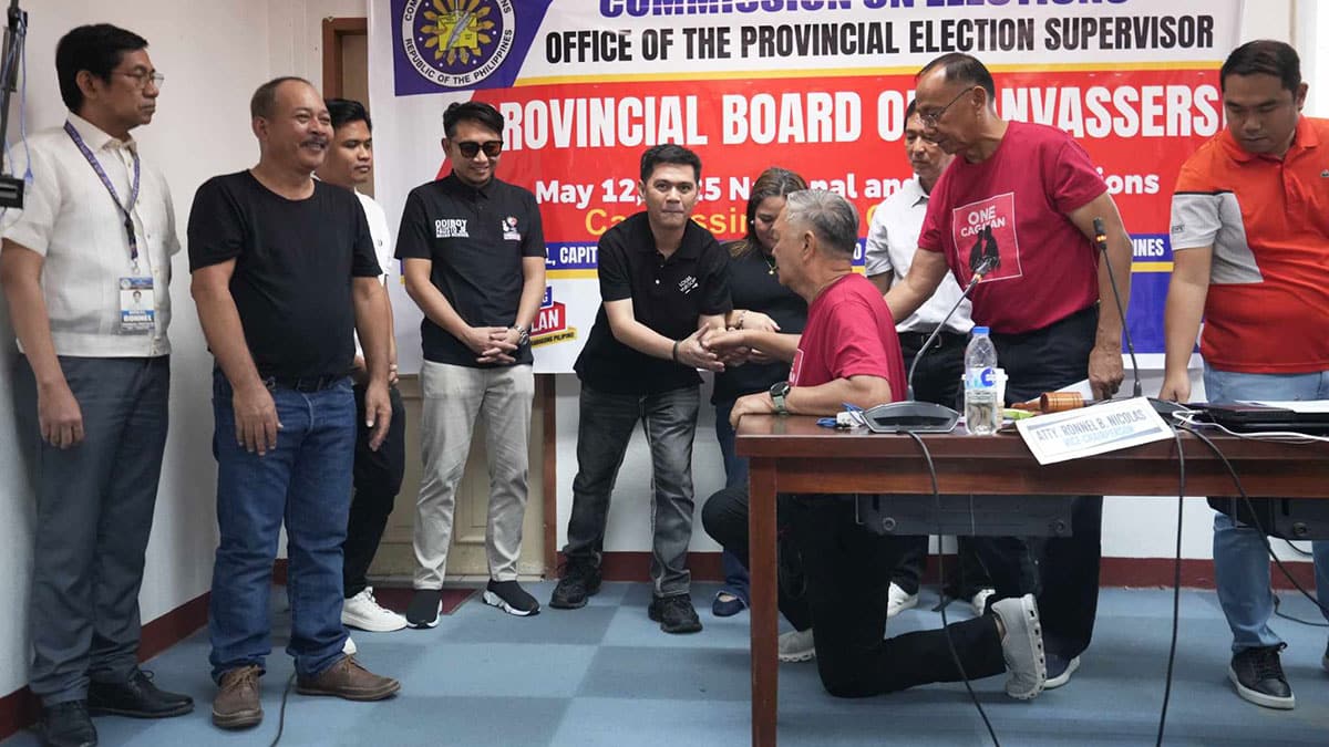 DOWNON HIS KNEES Former Philippine National Police chief Edgar Aglipay, proclaimed governor of Cagayan, kneels before provincial board members aligned with his opponents during the May 14 proclamation ceremony at the provincial canvassing center in Tuguegarao City, emphasizing unity. —CAGAYAN PUBLIC INFORMATION OFFICE PHOTO
