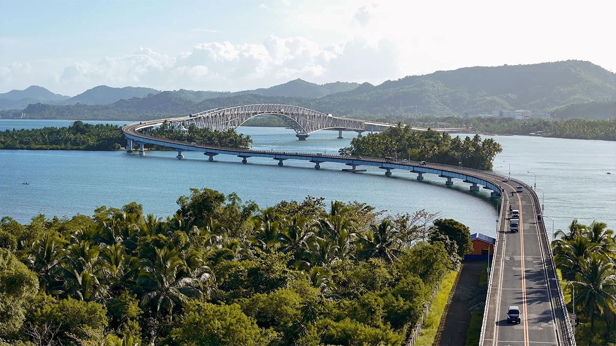 NO TRAFFIC Fewer vehicles are seen traversing the usually packed 2.16-kilometer San Juanico Bridge, which connects Leyte and Samar Islands, on May 20, when a load limit of 3 tons was imposed on May 14 after defects on its foundations were discovered. —PHOTO COURTESY OF PROUD BISAYA BAI