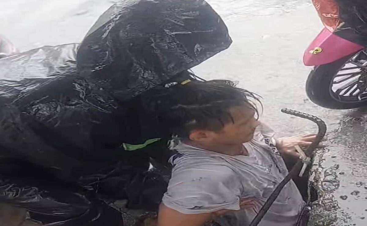 One of the two men seen emerging from a manhole. Screengrabbed from video uploaded by Jhay Ar Almeniana via QCPD